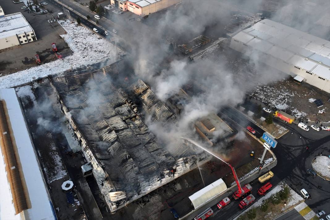 Mobilya fabrikasında yangın faciası: 3 işçi öldü 12